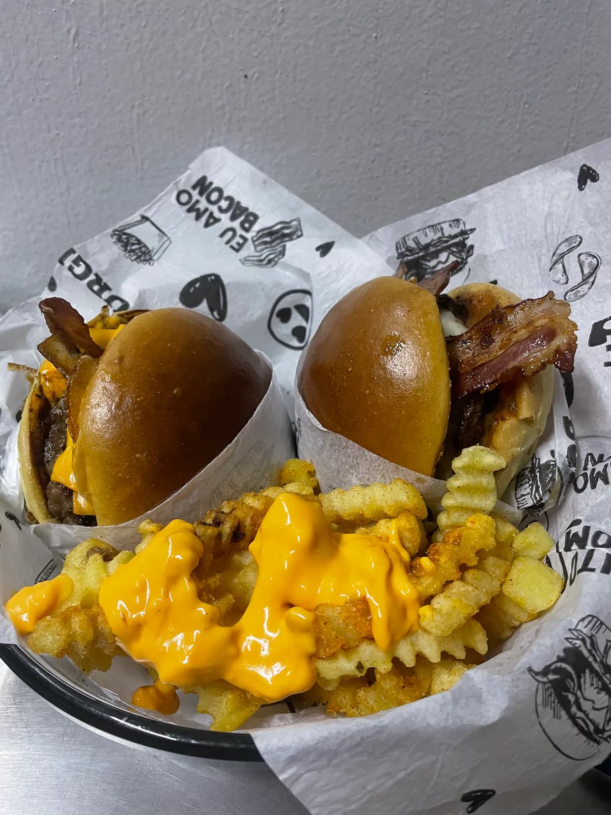 2 Cheddar Bacon + batata + 1 guaraná POTY